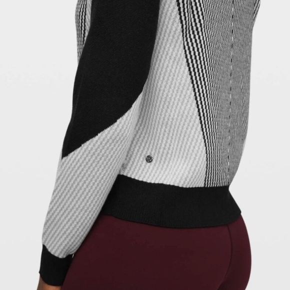 Lululemon L - BLck and Gray Striped Sweater - Picture 5 of 13